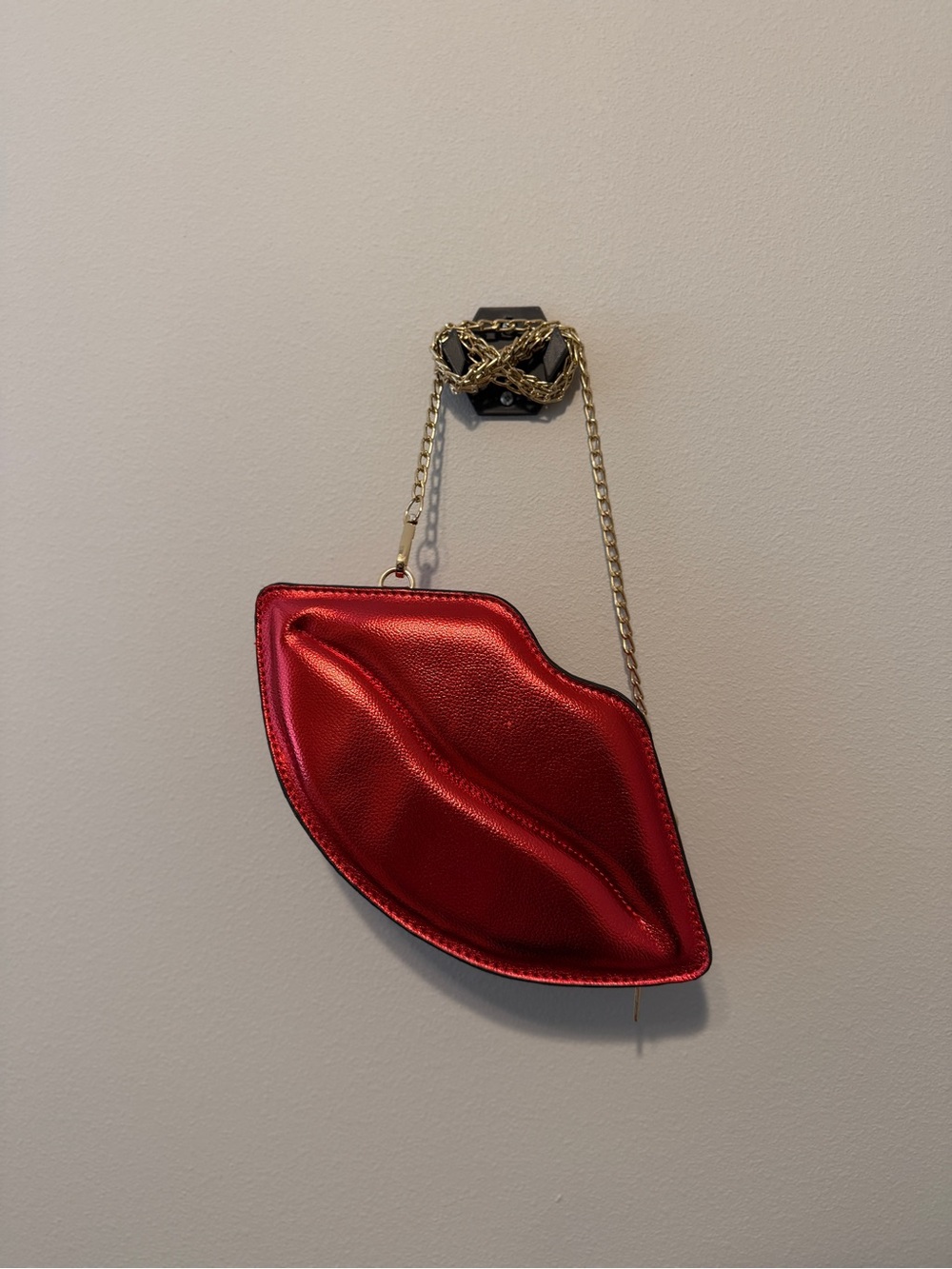 Red Lip-Shaped Crossbody Bag with Gold Chain